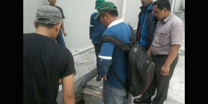 Tim Patroli Air Terpadu Jawa Timur saat sidak pabrik PT Gloria Bisco