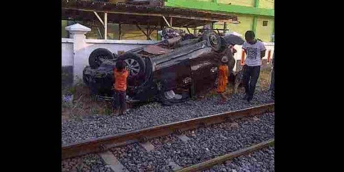 RINGSEK.  Kondisi mobil yang tak terbalik dan rusak parah usai dihantam KA. (foto: istimewa)