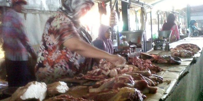 Salah seorang pedagang daging di salah satu pasar tradisional di Sumenep.