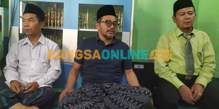 KH Abdus Salam atau Gus Salam (tengah), saat berada di Ponpes Mambaul Ma