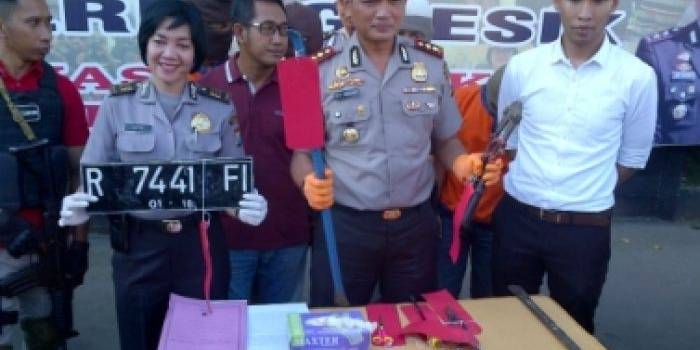 Kapolres Gresik, AKBP Ady Wibowo SIK menunjukkan BB yang dipakai tersangka dalam melakukan aksinya.  (foto: shopii/BANGSAONLINE) 