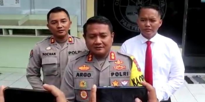 Kapolres Blitar Kota AKBP Argowiyono saat diwawancarai wartawan.