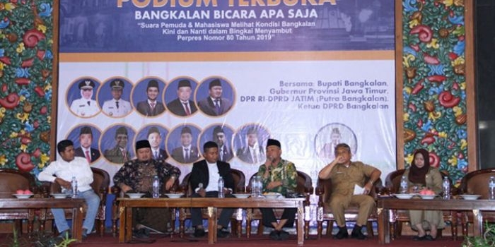 H. Syafiuddin, Anggota Komisi V DPR RI (tiga dari kanan) bersama KH. Hasani Zubair (dua dari kiri) dalam acara Podium Terbuka menyambut Perpres Nomor 80 Tahun 2019.