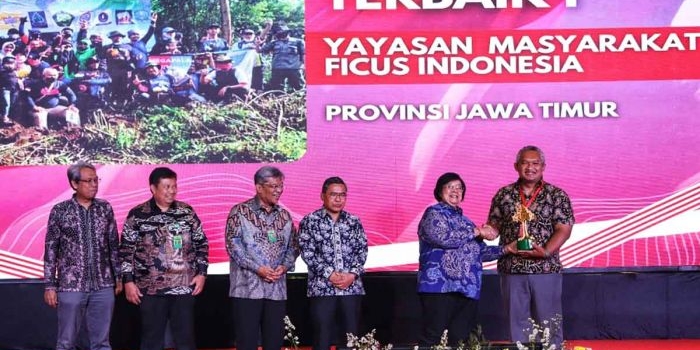 Menteri LHK, Siti Nurbaya Bakar, saat menyerahkan penghargaan kepada Ketua Yayasan Masyarakat Ficus Indonesia Kediri, Ari Purnomo Adi. Foto: Ist