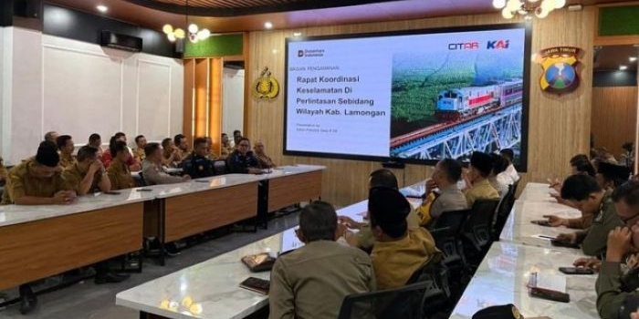 Satlantas Polres Lamongan menggelar kegiatan Pelatihan Penjaga Perlintasan Kereta Api yang diikuti para relawan PJL