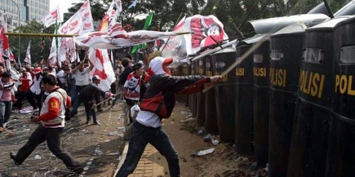 Pendukung Prabowo memukulkan bambu ke barisan polisi yang membarikade. Foto: tempo.co.id