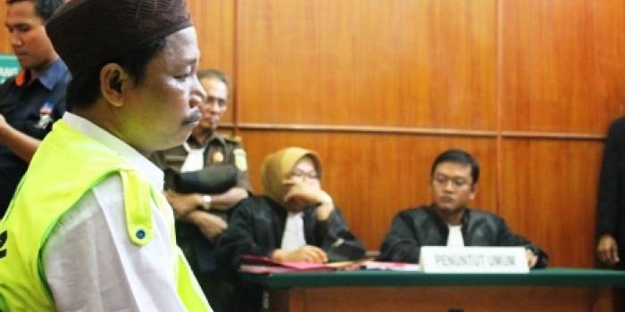 Misnawi ketika mendengarkan putusan dari hakim. Foto:nur faishal/BANGSAONLINE