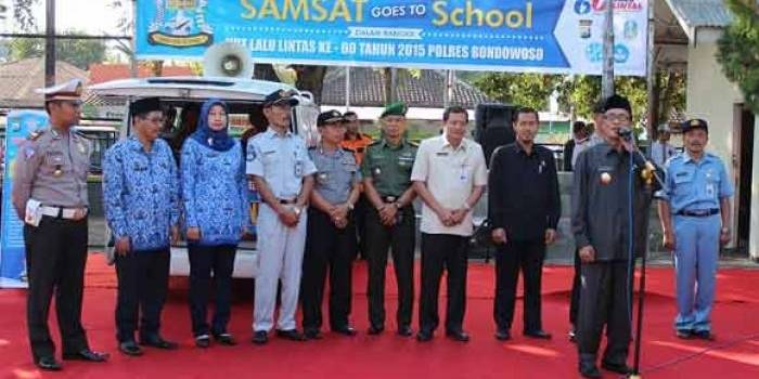 Wakil Bupati Bondowoso saat sambutan pada acara launching Samsat Goes to School,. (foto: sugiyanto/BANGSAONLINE)