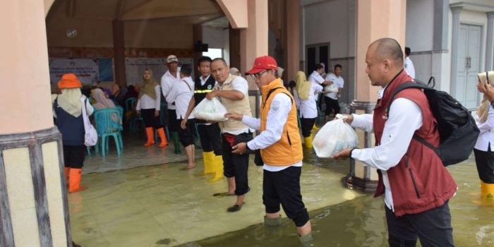 pemkab-lamongan-salurkan-bantuan-sembako-untuk-warga-terdampak-luapan-bengawan-jero-di-5-kecamatan