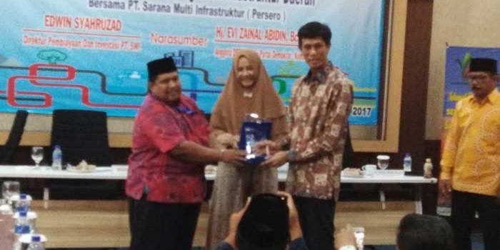 Evi Zaenal Abidin dan Edwin memberikan cinderamata kepada salah peserta seminar.