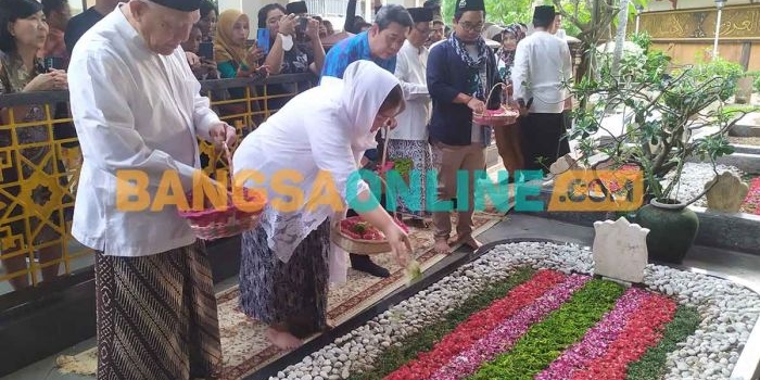 Inayah Wahid saat ziarah ke makam Gus Dur. Foto: AAN AMRULLOH/BANGSAONLINE