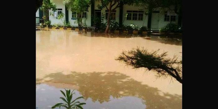 Air menggenangi kantor Dinas Sosial Tenaga Kerja Pasuruan belum lama ini. foto: ahmad fuad/ BANGSAONLINE