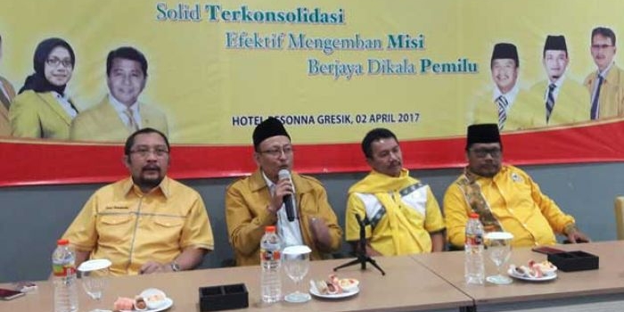 Ketua Golkar Jatim Nyono Suharli, Ketua  Golkar Gresik Ahmad Nurhamim dan penasehat Golkar KH. Nur Muhammad saat memberikan keterangan pers. foto: SYUHUD/ BANGSAONLINE