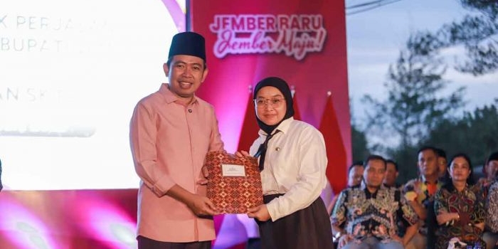 beri-sk-pppk-di-pantai-watu-ulo-bupati-jember-minta-seluruh-pegawai-loyal-dan-tunjukan-kinerja