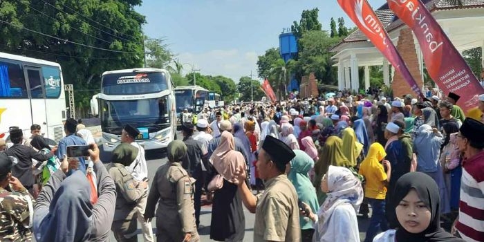 Ratusan jamaah haji  saat tiba di Alun-Alun Situbondo.