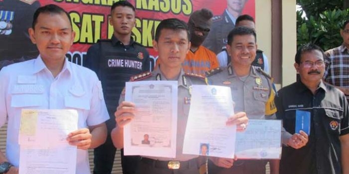 Kapolresta Sidoarjo menunjukkan barang bukti berupa dokumen yang dipalsukan tersangka.