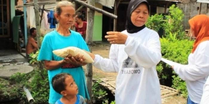 ?Ibu berseragam Prabowo saat memberikan gula 5 kg kepada warga miskin. Foto:muhammad syafii/BANGSAONLINE