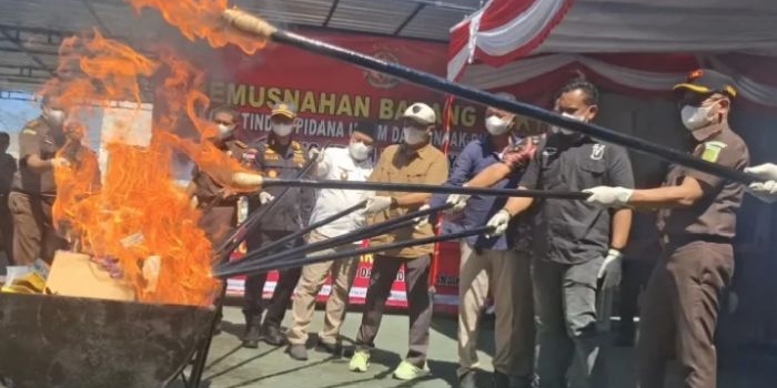 Kejaksaan Negeri Sampang memusnahkan berbagai barang bukti perkara pidana yang telah berkekuatan hukum tetap di halaman kantor kejari