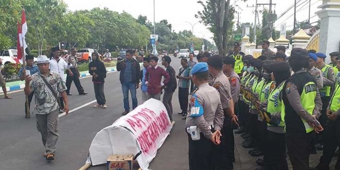 Mathur Koorlap aksi dalam orasinya di depan Kantor Kejaksaan Negeri Bangkalan. foto: FAUZI/ BANGSAONLINE