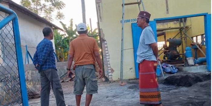 Warga Totosan saat menunjukkan proyek rehab yang dianggap menyalahi prosedural.