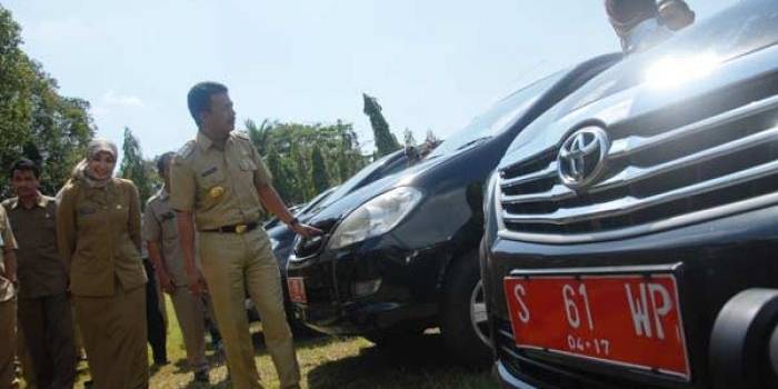 Bupati Jombang (depan) saat mengecek kelengkapan mobdin di Halaman Pemkab Jombang. (foto: rony suhartomo/BANGSAONLINE)