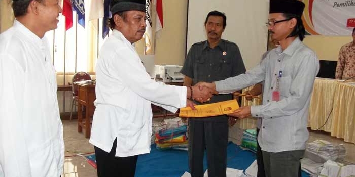 Ketua KPU Nganjuk M Agus Rahman Hakim saat memberikan berita acara hasil verifikasi dukungan ke Bambang Hariadi.