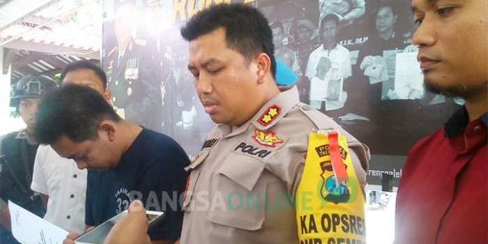 Pelaku penipuan dan penggelapan saat dirilis di Mapolres Trenggalek. foto: HERMAN S/ BANGSAONLINE