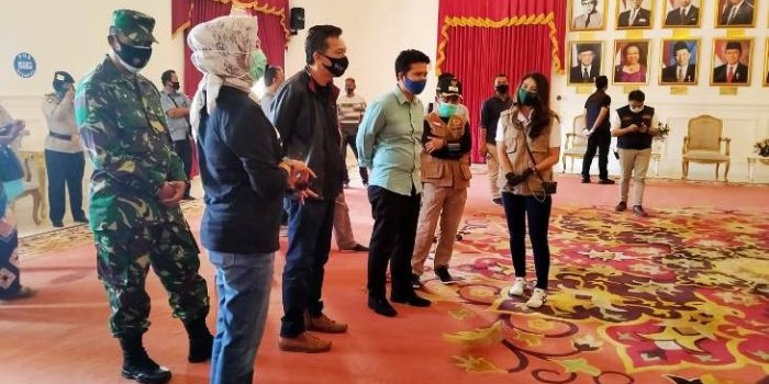 Wakil Gubernur Jatim Emil Dardak (baju biru) saat mendapat penjelasan tentang fasilitas dan pelayanan di obyek wisata Jatim Park 3. 