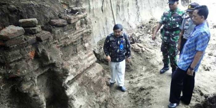 Petugas gabungan melihat langsung lokasi penemuan cagar budaya. foto: soewandito/ BANGSAONLINE