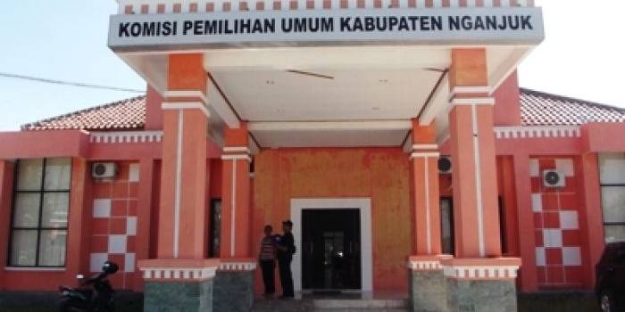 ?

Kantor KPU Kabupaten Nganjuk tampak dari depan yang proses pembangunannya diduga sarat dengan manipulasi dan korupsi. Foto:bambang dj/BANGSAONLINE