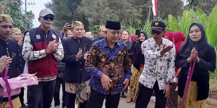 Bupati Malang, Drs. H. M. Sanusi, M.M. saat meresmikan Jalan Rabat Beton Ruasan Maduarjo - Pakisaji sekaligus memberangkatkan Karnaval Dusun Maduarjo, Sabtu (22/6/2024) petang. Foto: DADANG DWI TANTO/ BANGSAONLINE