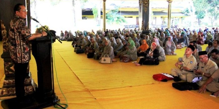 Pjs Bupati Jombang Setiajit SH. MM di sela sosialisasi UU Perlindungan Anak di Jombang. 