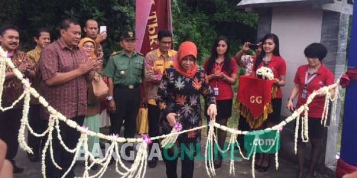 Bupati Kediri Haryanti saat meresmikan jembatan penghubung antara Kabupaten Kediri dan Kabupaten Malang. foto: arif kurniawan/ BANGSAONLINE