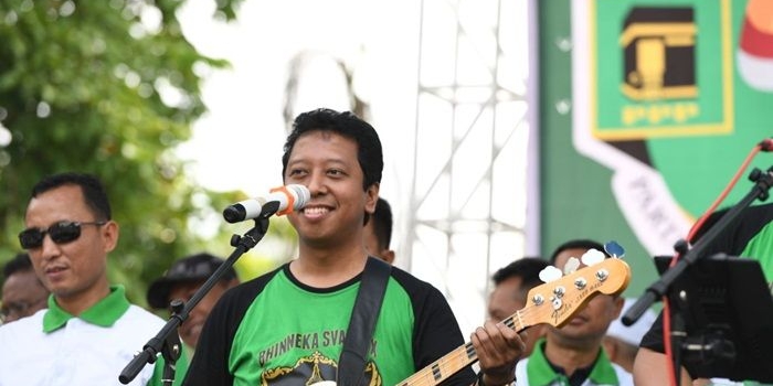 Rommy saat tampil memetik bass dalam satu kesempatan. Foto: ist