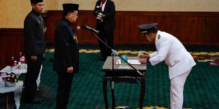 Adi Wibowo saat dikukuhkan Pj Gubernur Jatim sebagai Wali Kota Pasuruan.