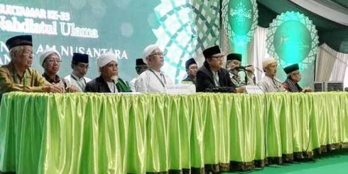 Gus Mus didampingi pimpinan sidang saat mengeluarkan fatwa pemilihan Rais Aam akan ditentukan secara musyawarah mufakat oleh Rais Suriah se-Indonesia. (foto: merdeka)