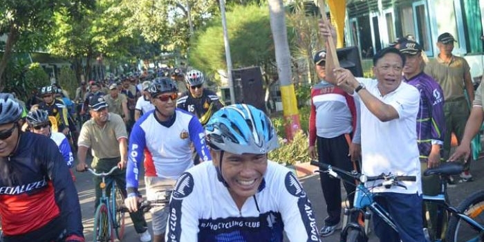 Bupati Sambari saat melepas gowes.