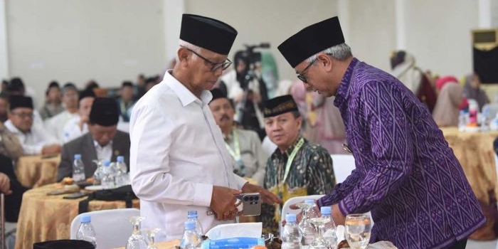 Ketua Umum MUI Pusat sekaligus Pengasuh Pondok Pesantren Al Amien, KH Anwar Iskandar (kiri) ketika bersama Wakil Wali kota Kediri, Qowimuddin Thoha atau yang akrab disapa Gus Qowim. Foto: Ist