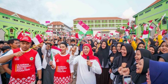 Khofifah Indar Parawansa foto bersama dengan Gus Barra dan Rizal Octavian. Foto: istimewa