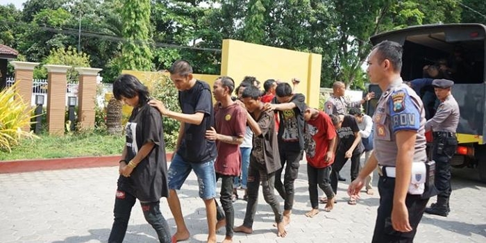 12 remaja yang kedapatan mabuk lem dan miras digelandang ke Mapolres Probolinggo Kota.