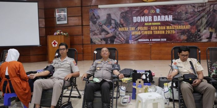 tni-polri-gelar-donor-darah-nataru-di-surabaya-diikuti-355-peserta