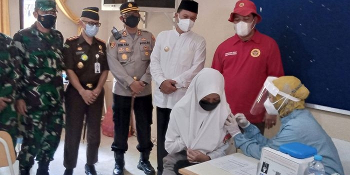 Kepala BIN Jawa Timur Marsma Rudy Iskandar bersama Wali Kota Madiun Maidi dan forkopimda saat meninjau vaksinais di SMA 3 Taruna Angkasa.