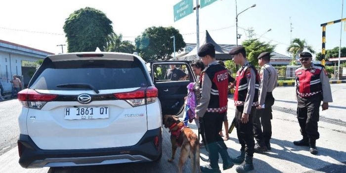 Polisi Saat Memeriksa Kendaraan yang Akan Menyebrang Ke Bali di Pelabuhan Ketapang Banyuwangi