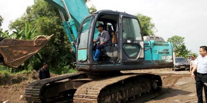 Petugas saat mengamankan alat berat dari lokasi tambang ilegal di Desa Bugasurkedaleman, Kecamatan Gudo, Kabupaten Jombang. foto: ROMZA/ BANGSAONLINE