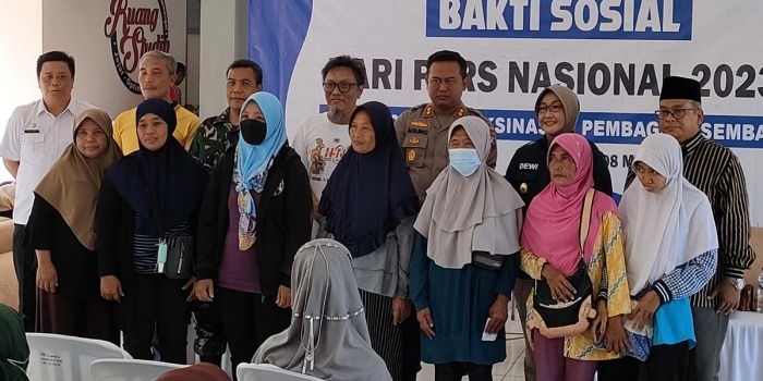 Kapolres Kediri AKBP Agung Setyo Nugroho dan tamu undangan lainnya saat berfoto dengan warga penerima bantuan sembako. Foto: MUJI HARJITA/ BANGSAONLINE