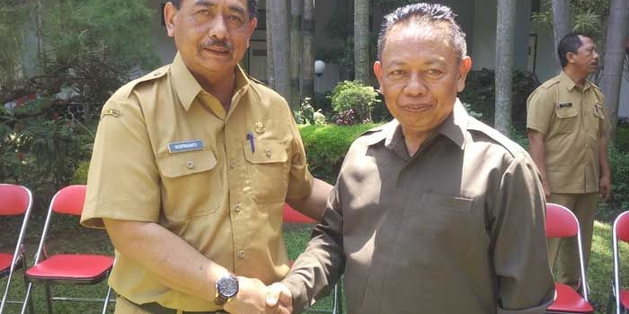 Kusprigianto (kiri) dan Ali Mustofa usai acara pisah kenal. foto: HERMAN S/BANGSAONLINE