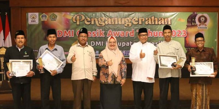 Wakil Bupati Gresik, Aminatun Habibah (empat dari kanan) didampingi Ketua DMI Gresik, Zainal Abidin, dan Sekdakab Gresik, Achmad Washil Miftahul Rachman, saat penyerahan penghargaan DMI Gresik Award 2023. Foto: Ist