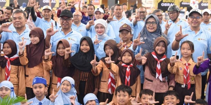 Wali Kota Kediri beserta jajaran dan anak-anak sekolah yang hadir di Festival Literasi Kediri