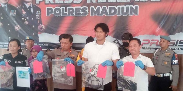 Wakapolres Madiun, Kompol Yulie Khrisna menunjukkan barang bukti dan menjelaskan kronologi kejadian. Foto : Hendro Suhartono/BANGSAONLINE.com