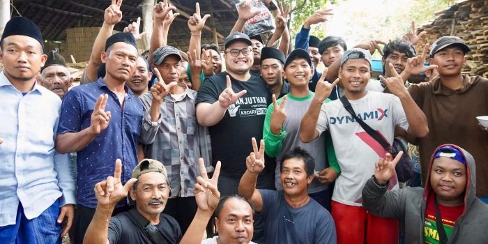 Calon Bupati Kediri, Hanindhito Himawan Pramana saat bersama santri dan warga Ngreco. (dok. Ist)